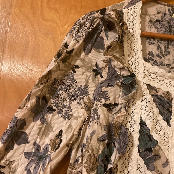 Floral Mountain Mama Size Small Top - Picture 4 of 8